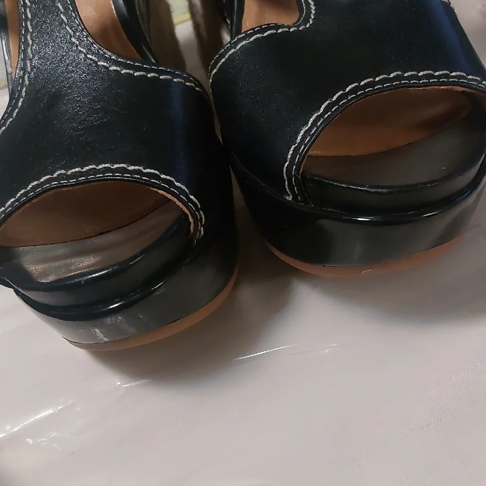 Nurture Black Leather Women's Sandals Sz 7M  NWOT